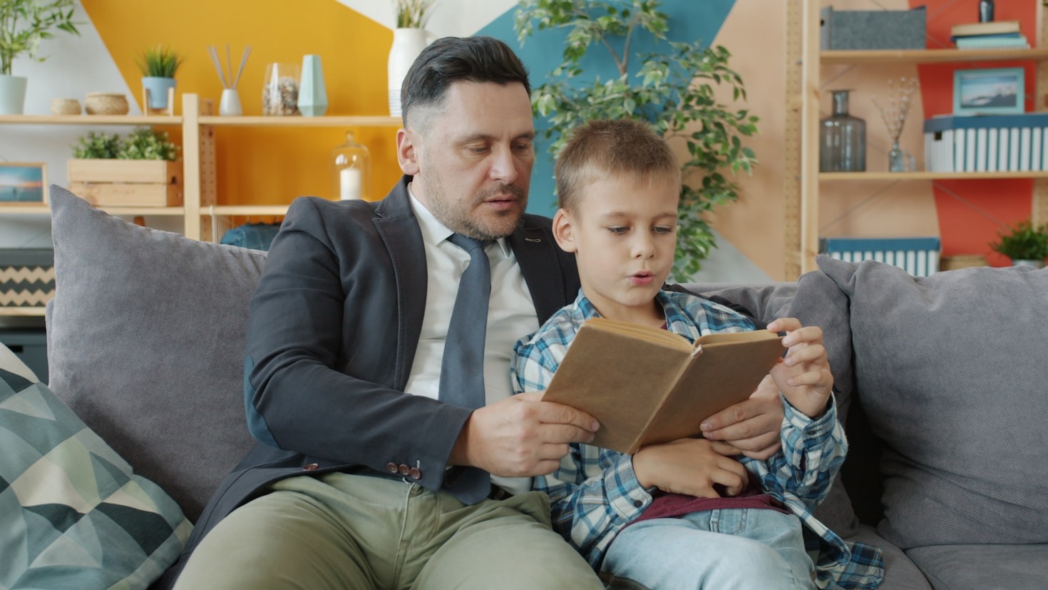 Como ajudar seu filho a aprender brincando e se divertindo